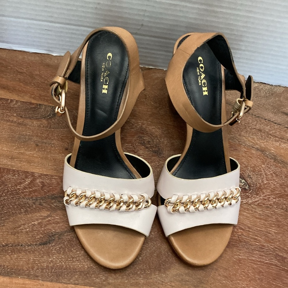Coach SANDALS. Women's Two-Tone Tan & White Block Heel Sandal with Chain Detail. - Picture 9 of 9
